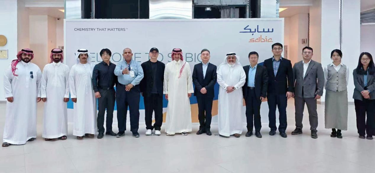 全筑中東代表與沙特基礎(chǔ)工業(yè)公司SABIC代表團合影.png